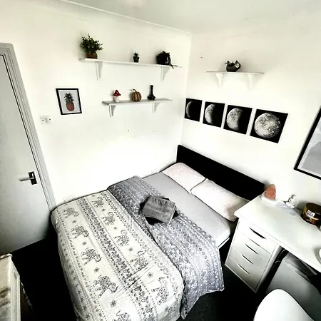 Double Room In A Cozy Shared Apartment, Custom House Harbour Apartments-2
